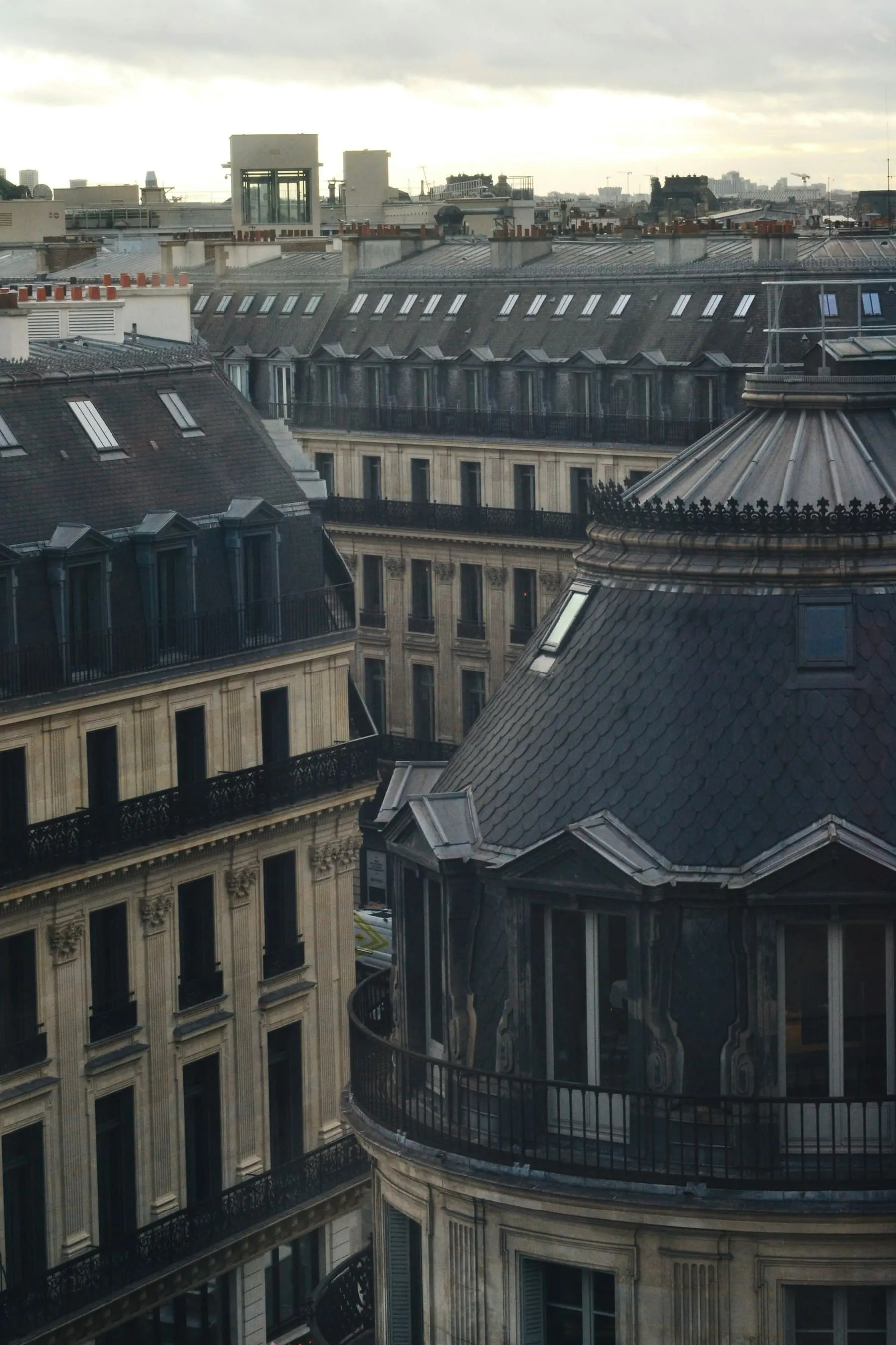 Dôme en ardoise sur un immeuble parisien
