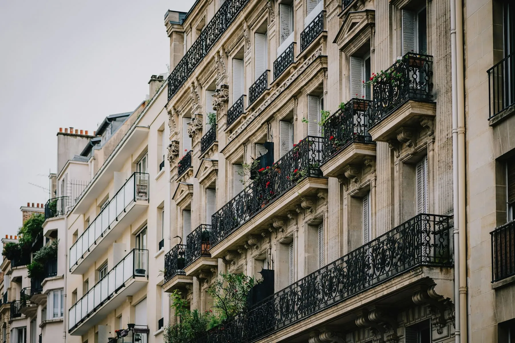 Façades d’immeubles haussmanniens avec balcons en fer forgé