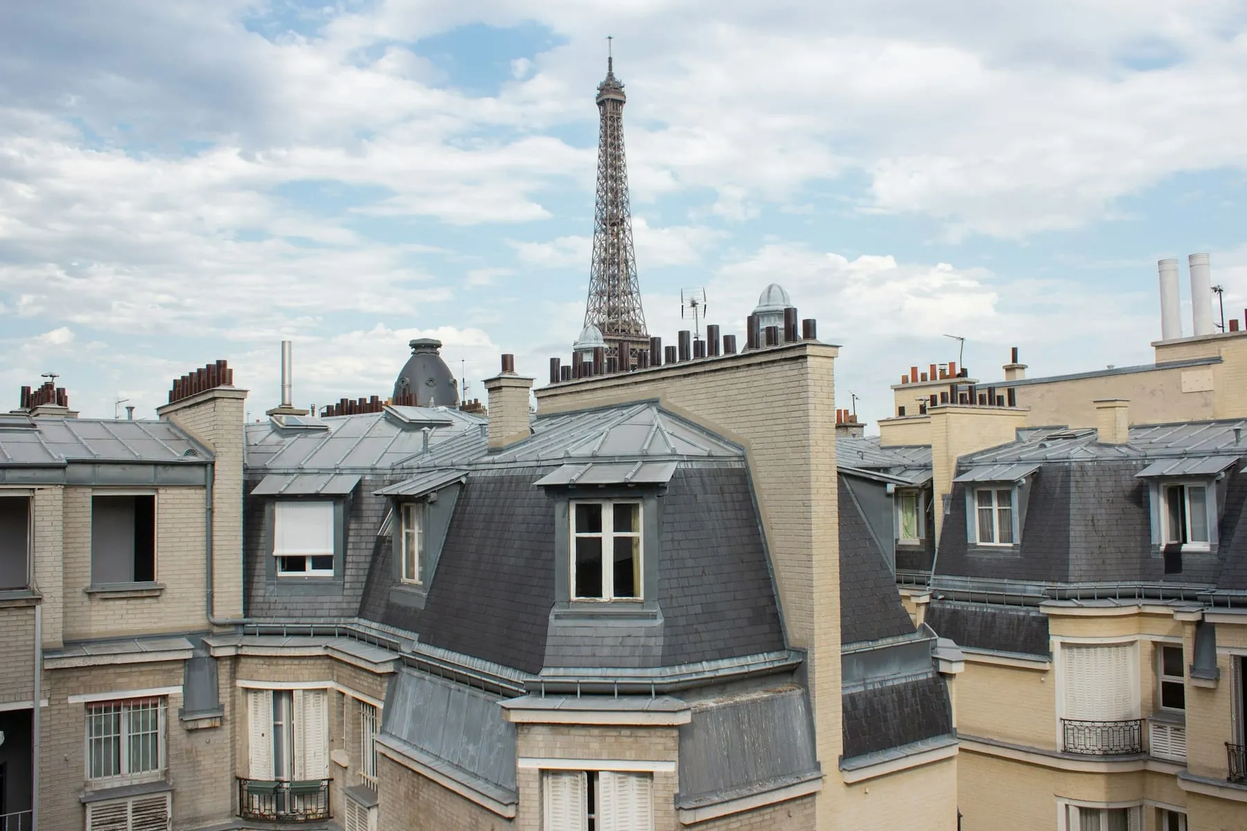Toits mansardés en zinc avec la tour Eiffel en arrière-plan