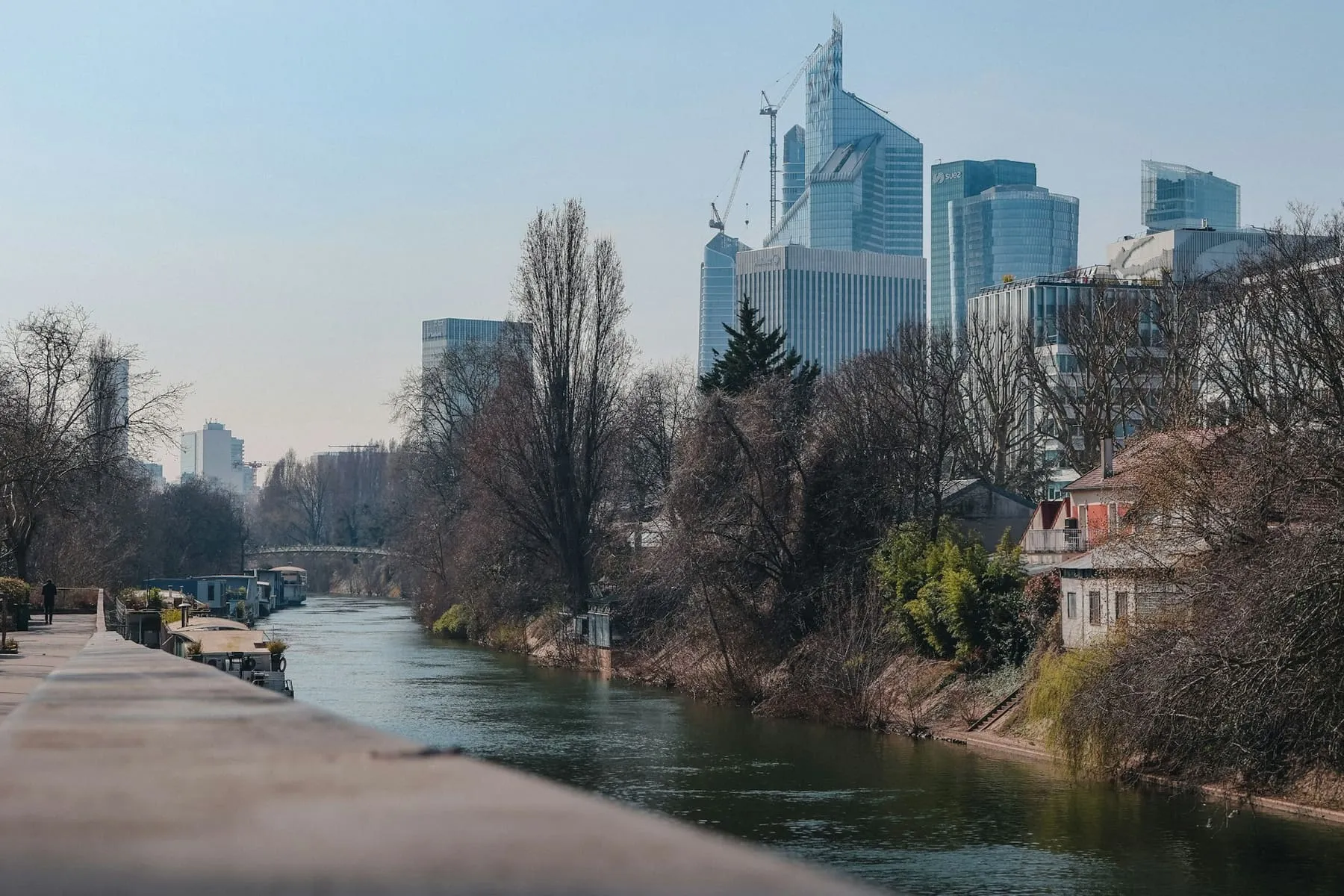 Bords de Seine arborés à l’ouest de Paris, les tours de la Défense au loin