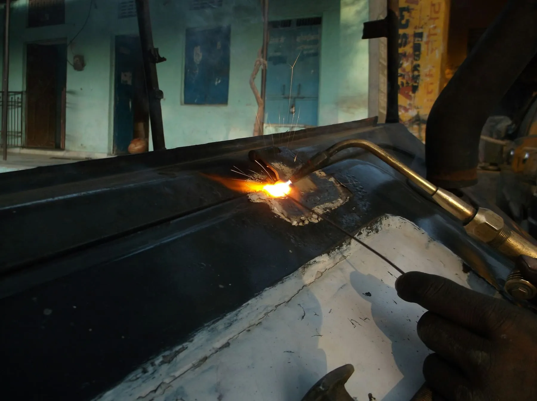 Soudure d’une pièce de métal à la flamme