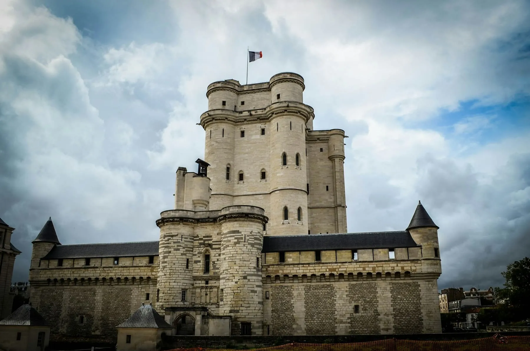 Le donjon du château de Vincennes sous un ciel nuageux